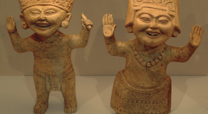 Two statues in the "Smiling Little Faces" style from the Remojadas Culture