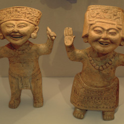 Two statues in the "Smiling Little Faces" style from the Remojadas Culture
