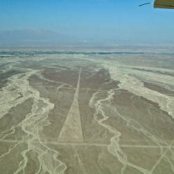 Geometric Paths at the Nasca Lines