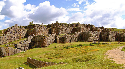 The walls of Sacsaywaman - one of the largest mysteries of the andes